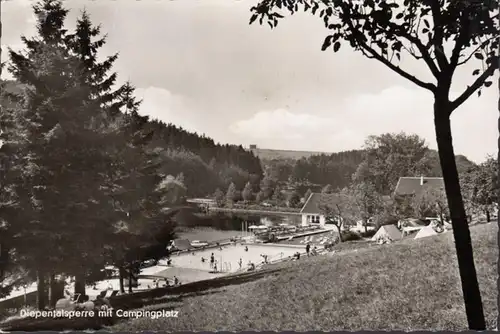 Le barrage pental avec camping, incurvé