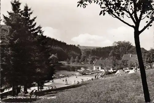 Le barrage pental avec camping, incurvé