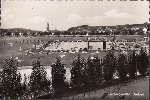 Des cadavres, piscine extérieure, couru en 1965