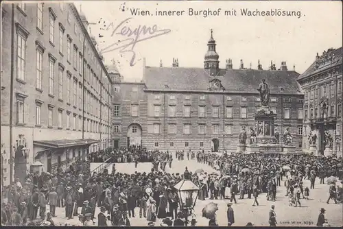 Vienne, cour intérieure du château avec relève de garde, a couru 1905