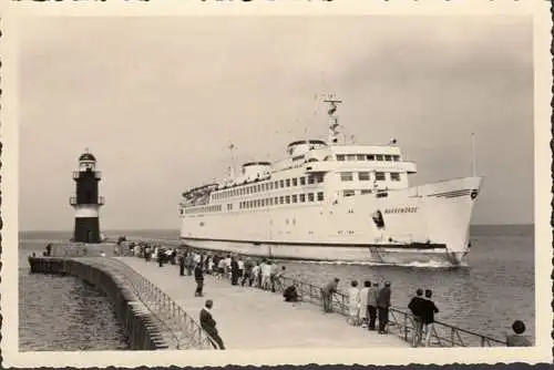 AK Warnemünde, Fährschiff Warnemünde, Mole, Leuchtturm, ungelaufen