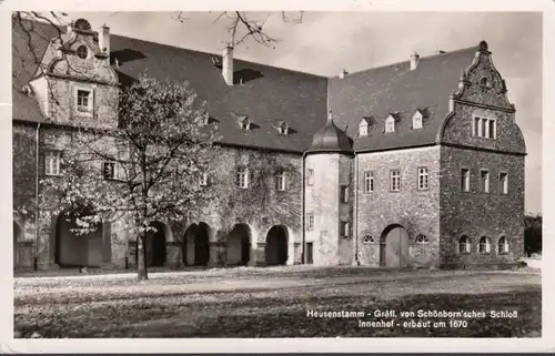 Rhum de foin, château de Schönborn, cour, marchant en 1959