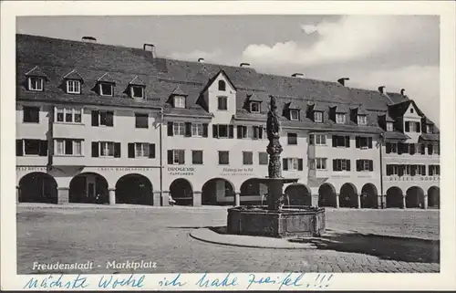 Ville de plaisir, place du marché, pharmacie, restaurant, horlogerie, couru 1962