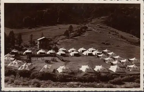 Camps de tentes scouts, camp de soccers en position debout, incurvé