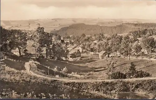 Beau champ, vue de la ville, incurvée