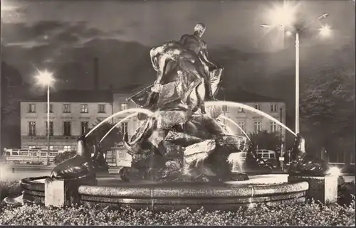 Schwerin, Brunnen aus Seenot am Grunthalplatz, gelaufen