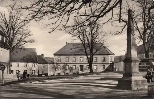 Pierre d'ours, Place des jeunes pionniers , Monument, incurable