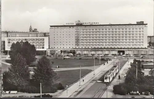 Magdeburg, Interhotel International, tramway, incurvée