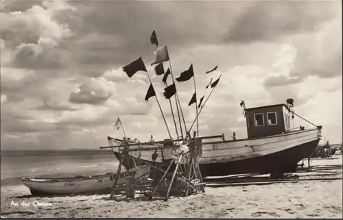 An der Ostsee, Boote am Strand, gelaufen
