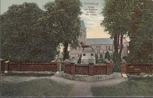 Ratzeburg, Dôme et monument Heinrich des Lions, incurvé