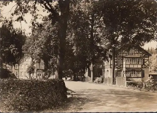 Moulin noir, vue sur la route, incurvée