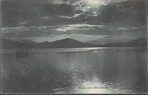 Le lac de Wörthersee, l'ambiance du soir, les bateaux, couru