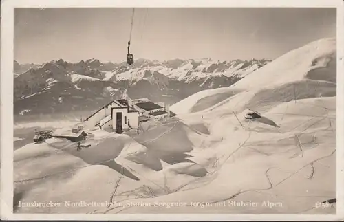 Innsbrucker Chemin de fer à chaîne nord, station de fosse à mer avec les Alpes Stubaier, incurvée