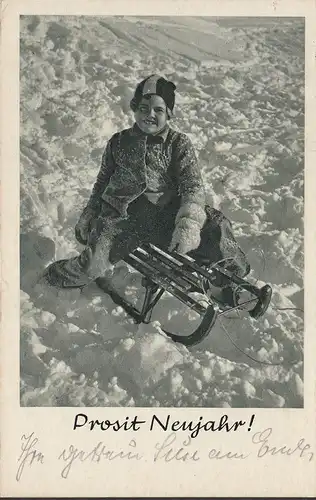 Prosit Nouvel An, garçon avec traîneau dans la neige, couru 1937