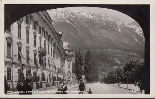 Innsbruck, Torbogenblick auf Rennweg und Nordkette, gelaufen 1940