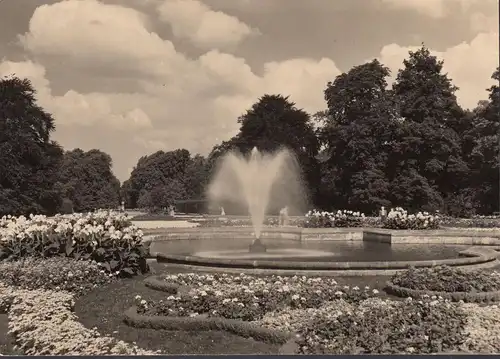 Château de Pillnitz, Dans le parc du châteaux, incurvé