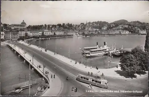 Lucerne, pont maritime et quai de la gare suisse, tramway, bateaux, couru