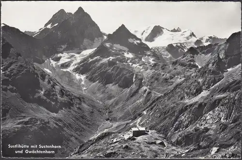 Cabane Sustli avec Sustenhorn et Gwächtenhorne, incurvée