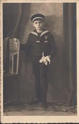 Kinderportrait, Junge in Uniform, ungelaufen