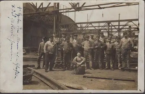 Arbeiter am Duisburger Bahnhof, Schienen, Foto- AK, ungelaufen- datiert 1913