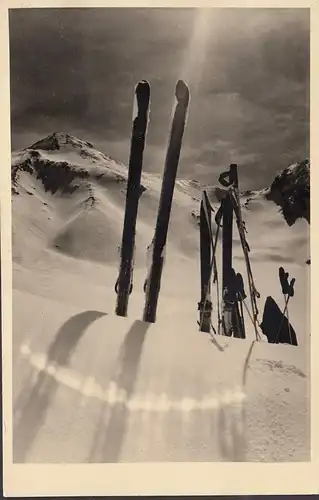 Sports d'hiver, skis dans la neige, montagnes, photo AK, incurvée