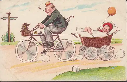 Vater mit Fahrrad zieht Kinder im Kinderwagen, ungelaufen