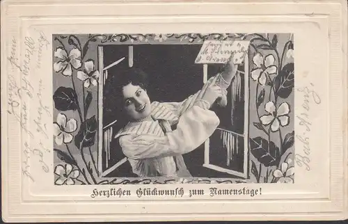 Herzlichen Glückwunsch zum Namenstage, Frau mit Grußkarte, gelaufen 1906