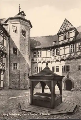 Burg Falkenstein, Burghof mit Brunnen, ungelaufen
