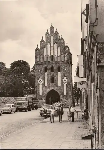 Neubrandenburg, Stargarder Tor, voitures, camions, non-roulés