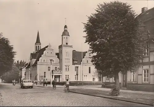 Coswig, Ernst Thälmann rue avec la mairie, non-roulé