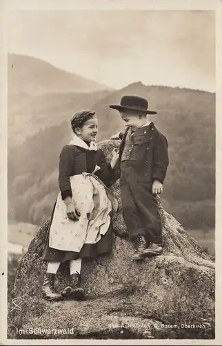 Dans la Forêt Noire, les enfants en costume, sans courir