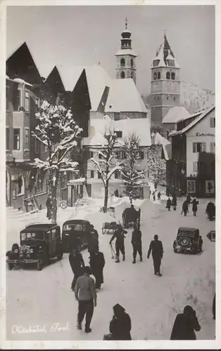 Kitzbühel, Vue urbaine enneigée, église, voitures, couru