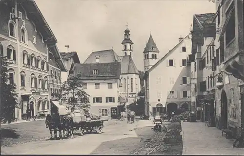 Kitzbühel, vue de la ville avec une voiture de cheval, en panne