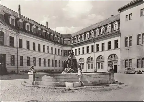 Maison spéciale, cour des châteaux, incurvée