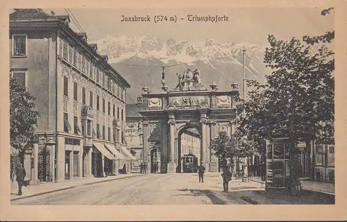 Innsbruck, Porte de Triomphe, tramway, colonne de Litfass, incurvée