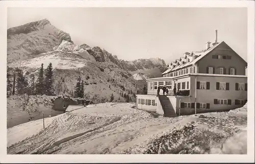 Maison de croix contre la pointe de l'alpage, incurvée