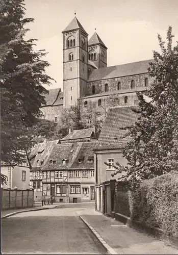 Quedlinburg, vue sur l'église de la crayon, incurvée