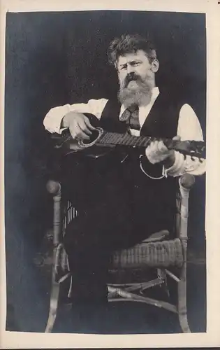 Un homme avec une guitare, sans marcher