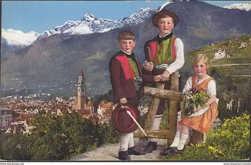 Innsbruck, Panoramaansicht, Drei Kinder in Trachten, gelaufen