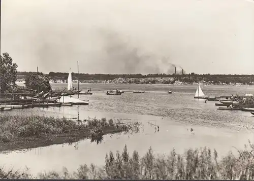 Au lac Pnapen, voiliers et bateaux à rames, non roulés