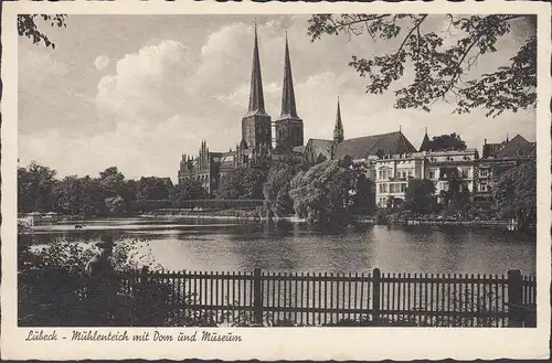 L'étang de moulin avec la cathédrale et le musée, non roulé