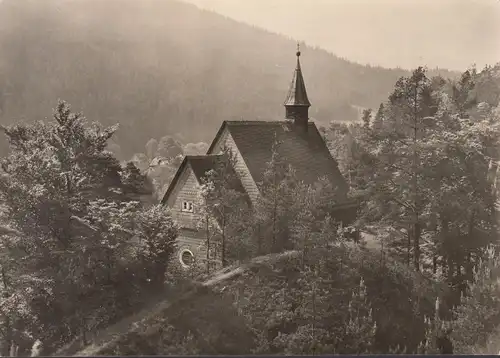 Village de siège, église de montagne, couru