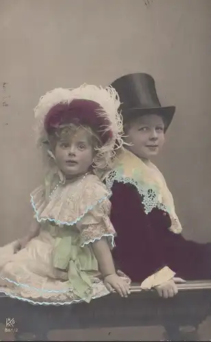 Mädchen und Junge in Kostüm, gelaufen 1907