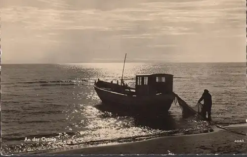 La mer Baltique, bateau de pêche et pêcheur,