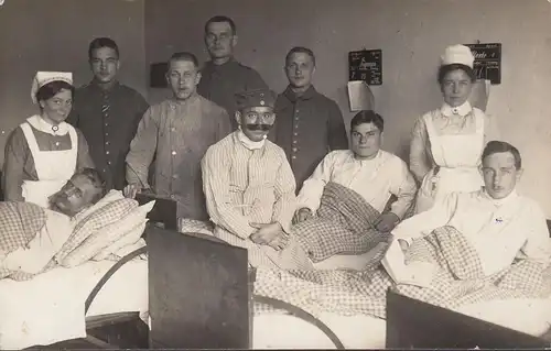 AK Soldats blessés dans la salle d'hôpital avec des sœurs, sans dater 1917 ?