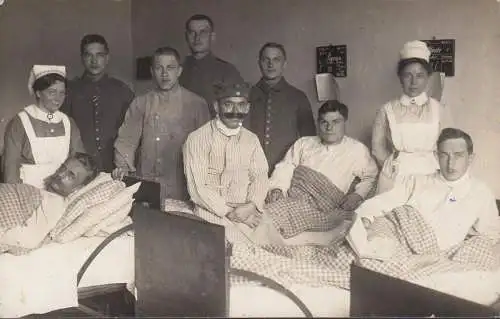 AK Verwundete Soldaten im Lazarett mit Krankenschwestern, ungelaufen- datiert 1917?