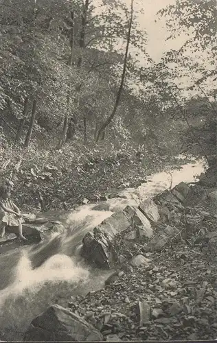 Mädchen sitzt am Bachlauf, Rototaglio, gelaufen 1913