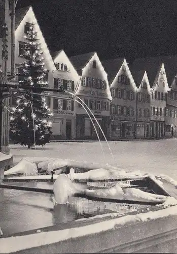 AK Urach, Marktplatz im Winter zur Weihnachtszeit, Geschäfte, gelaufen 1956