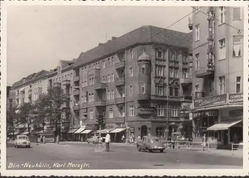 AK Berlin Neukölln, Karl Marx Straße, policier, machine à écrire, tabac, pharmacie, couru en 1963