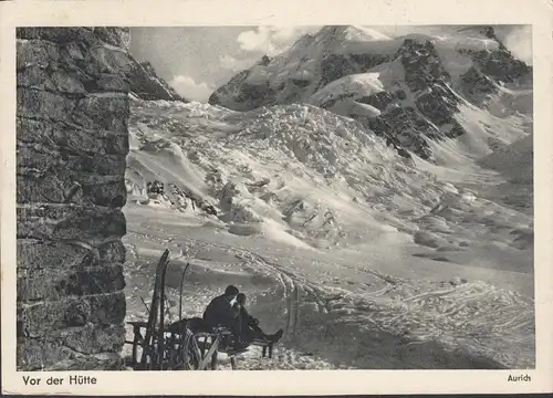AK Devant la cabane, skieur dans la neige, ami de montagne 1953, incurvé